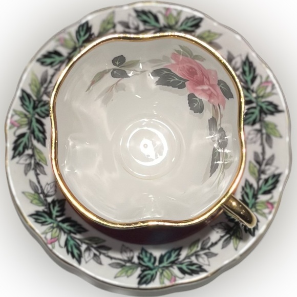 🎈2/$30 - WINDSOR TEACUP & SAUCER. Bone china. Red, flowers & gold rim. England. - Picture 3 of 9